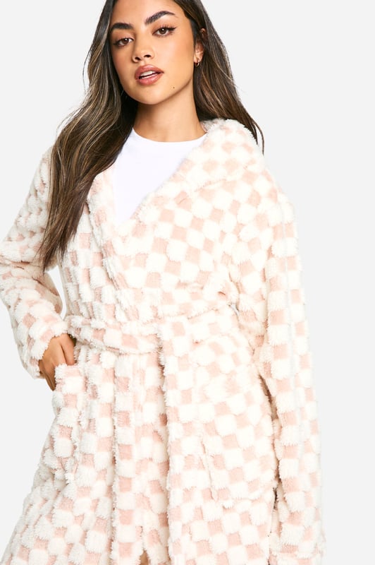 Maxi length fleece dressing gown for ultimate comfort
        Striking chequered pattern adds visual interest
        Long sleeves for extra warmth and cosiness
        Belted waist for a customisable fit
        Plush texture perfect for lounging and relaxation
    
    Wrap yourself in luxurious comfort with the Rosa Maxi Fleece Dressing Gown. This eye-catching piece features a bold chequered print that adds a touch of style to your loungewear collection. The maxi length design offers full coverage, making it ideal for lazy mornings or cosy evenings in. Style it over your favourite pyjamas or lounge set for a complete at-home look. The soft fleece fabric is perfect for snuggling up with a good book or binge-watching your latest TV obsession. With its versatile design, this dressing gown is also great for getting ready on chilly mornings or as a stylish cover-up after a relaxing bath. The belted waist allows you to adjust the fit to your liking, ensuring maximum comfort. Whether you're having a self-care day or hosting a laid-back brunch with friends, this Boohoo dressing gown is the perfect blend of comfort and style for the fashion-forward woman who values both cosiness and trend-setting looks.