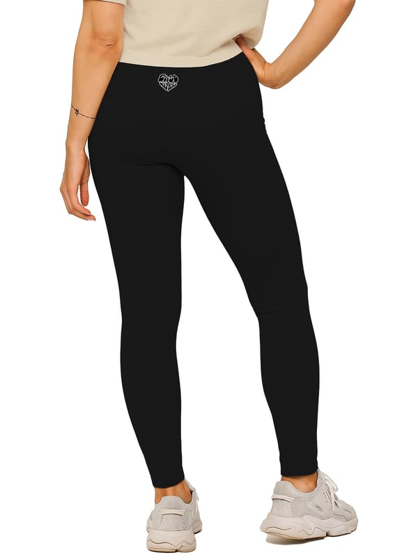 The Enzo Women’s Oversized T-Shirt & Leggings Set blends comfort, style, and versatility. The oversized T-shirt features a crew neck, soft lightweight fabric, and bold Enzo Milano puff print branding front and back. Paired with high-waisted stretch leggings with a supportive double-layer waistband, ultra-soft fabric with excellent recovery, and tonal puff print branding to the back, this set is made from lightweight seamless material with flatlock stitching and stitched hem finishes for lasting comfort and durability.