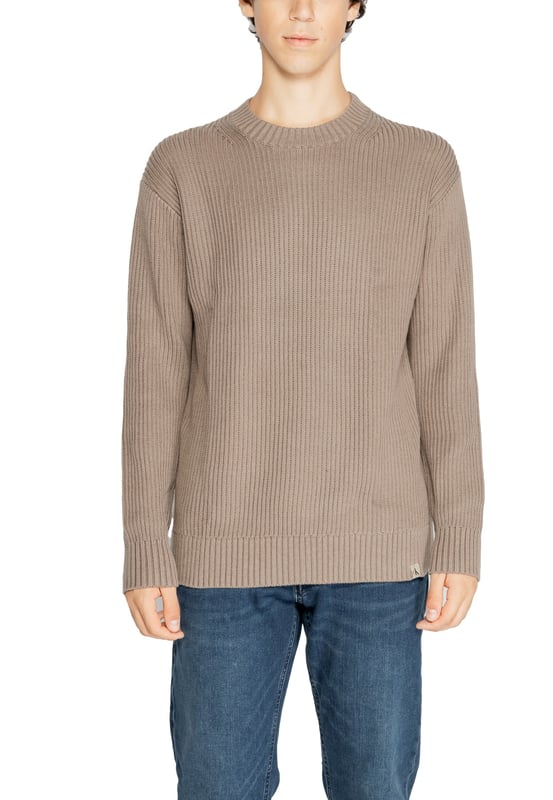 Marke: Calvin Klein.
  Geschlecht: Manner.
  Typ: Strickwaren.
  Saison: Herbst/Winter.
  Farbe: Braun.
  Armel: Lang.
  Ausschnitt: Rundhalsausschnitt.
  Artikelnummer: J30J326888.
  Zusammensetzung: 100% Baumwolle.
  Waschen: Maschinenwasche bei 30Â°.