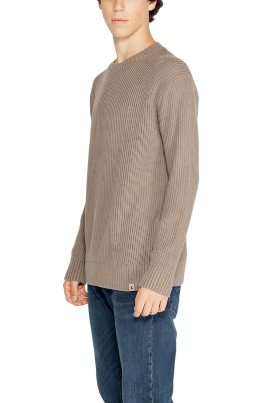 Marke: Calvin Klein.
  Geschlecht: Manner.
  Typ: Strickwaren.
  Saison: Herbst/Winter.
  Farbe: Braun.
  Armel: Lang.
  Ausschnitt: Rundhalsausschnitt.
  Artikelnummer: J30J326888.
  Zusammensetzung: 100% Baumwolle.
  Waschen: Maschinenwasche bei 30Â°.