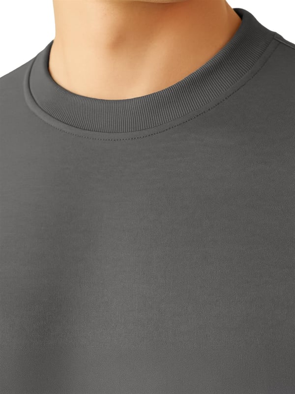 This men’s polyester tracksuit set features a long-sleeve crew neck pullover sweatshirt with matching joggers. Designed with ribbed details, an adjustable drawstring waistband, and side pockets, it combines comfort with practicality. The breathable fabric allows easy movement, making it perfect for workouts, lounging, or casual everyday wear.