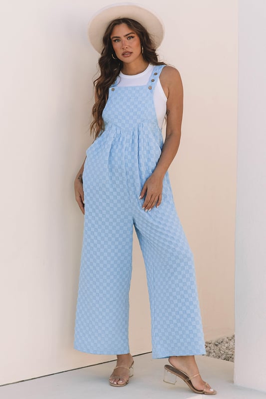 Ärmelloser Jumpsuit, entworfen für warmes Wetter  
Stilvolles karriertes Muster  
Funktionelle Latztaschen-Detail  
Hohe Taille und weit geschnittenes Bein  
Material: 95% Polyester, 5% Elastan