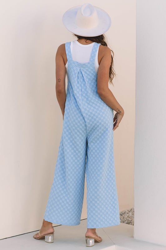 Ärmelloser Jumpsuit, entworfen für warmes Wetter  
Stilvolles karriertes Muster  
Funktionelle Latztaschen-Detail  
Hohe Taille und weit geschnittenes Bein  
Material: 95% Polyester, 5% Elastan