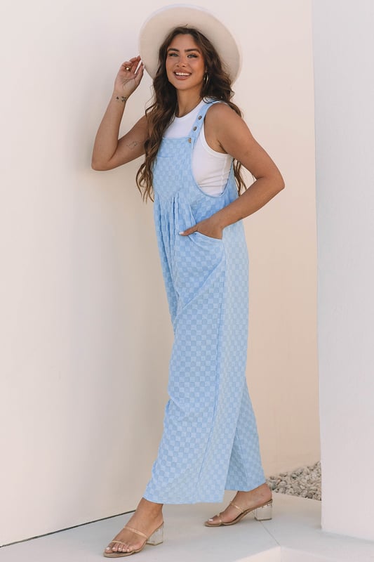 Ärmelloser Jumpsuit, entworfen für warmes Wetter  
Stilvolles karriertes Muster  
Funktionelle Latztaschen-Detail  
Hohe Taille und weit geschnittenes Bein  
Material: 95% Polyester, 5% Elastan