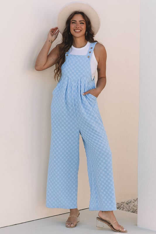 Ärmelloser Jumpsuit, entworfen für warmes Wetter  
Stilvolles karriertes Muster  
Funktionelle Latztaschen-Detail  
Hohe Taille und weit geschnittenes Bein  
Material: 95% Polyester, 5% Elastan