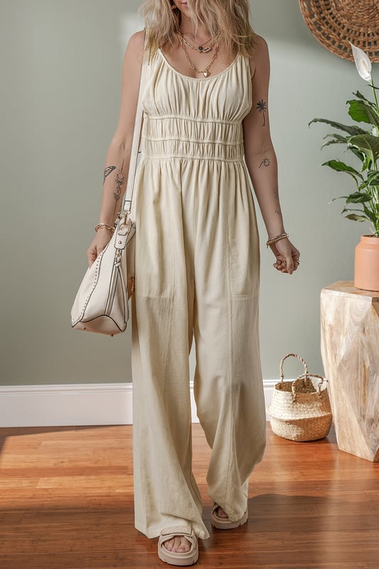 Beige geraffte High-Waist ärmellose weite Jumpsuit  
Flatternde geraffte Details fügen Textur und Dimension hinzu  
Einfarbiges Design bietet endlose Styling-Möglichkeiten  
Das High-Waist-Design definiert die Taille und verlängert die Silhouette  
Ärmellose Silhouette sorgt für ein modernes und luftiges Gefühl  
Material: 100 % Baumwolle