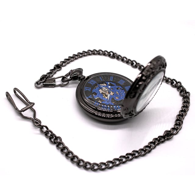 Elegante, mechanische Skelett-Taschenuhr mit Half-Hunter-Gehäuse und Sichtfenster. Inklusive passender Kette und Samtbeutel. Ideal für Sammler, Vintage-Liebhaber oder als unverwechselbares Geschenk. Wichtige Eigenschaften Mechanisches Skelett-Uhrwerk: Präsentiert das komplizierte Innenleben durch sein Skelett-Zifferblatt und bietet ein klassisches mechanisches Aufziehwerk für alle, die traditionelle Handwerkskunst schätzen. Half-Hunter-Gehäusedesign: Verfügt über ein Half-Hunter-Gehäuse mit Sichtfenster, sodass Sie die Uhrzeit ablesen können, ohne die Uhr ganz öffnen zu müssen, während das Zifferblatt vor Kratzern und Staub geschützt ist. Vintage-inspirierte Ästhetik: Mit Details im Antik-Stil verleiht diese Taschenuhr einen Hauch von altmodischem Charme und macht sie zu einem unverwechselbaren Accessoire für formelle Kleidung oder Sammlungszwecke. Passende Kette enthalten: Wird komplett mit einer passenden Kette zur sicheren Befestigung an einer Weste, Gürtelschlaufe oder Tasche geliefert und bietet sowohl Stil als auch Funktionalität. Material: Die Legierungskonstruktion gewährleistet Haltbarkeit und eine zeitlose Ästhetik.