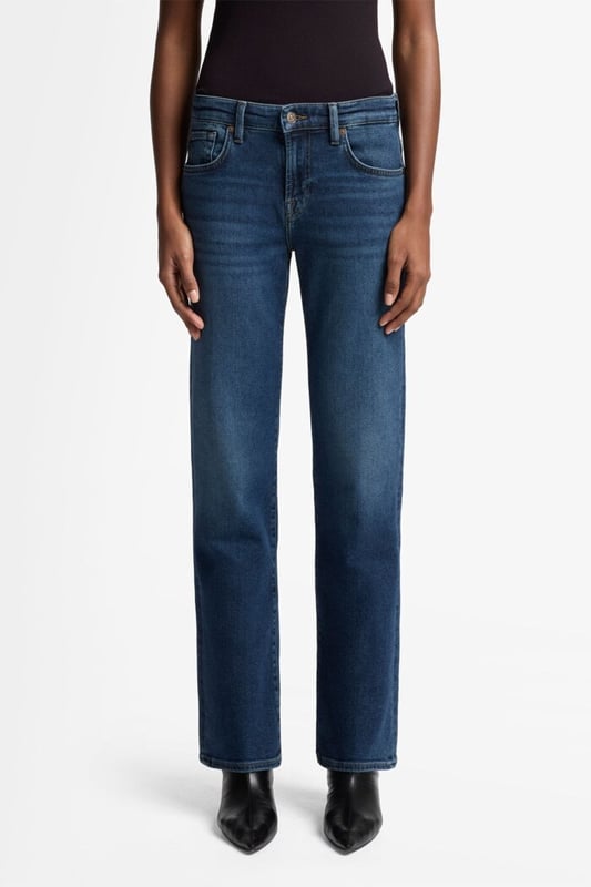 Damen  Die Calie Straight ist das perfekte Jeansmodell für jeden Tag. Sie hat ein gerades Bein und einen mittelhohen Bund und dank einer klassischen Schritthöhe von 31 Inch lässt sie sich sowohl mit Flats als auch mit Absatzschuhen kombinieren. Diese Variante ist aus dunkelblauem Luxe Vintage Denim gefertigt, der einen authentischen Look hat und alltagstauglichen Komfort bietet. Tragen Sie dazu am Abend ein elegantes Oberteil und spitze Stiefeletten. Die Jeans von 7 For All Mankind werden aus Premiumstoffen hergestellt.
