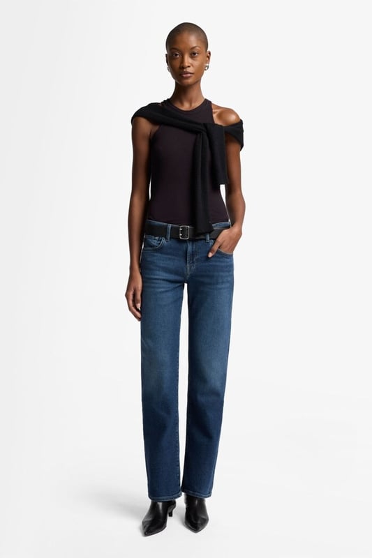 Damen  Die Calie Straight ist das perfekte Jeansmodell für jeden Tag. Sie hat ein gerades Bein und einen mittelhohen Bund und dank einer klassischen Schritthöhe von 31 Inch lässt sie sich sowohl mit Flats als auch mit Absatzschuhen kombinieren. Diese Variante ist aus dunkelblauem Luxe Vintage Denim gefertigt, der einen authentischen Look hat und alltagstauglichen Komfort bietet. Tragen Sie dazu am Abend ein elegantes Oberteil und spitze Stiefeletten. Die Jeans von 7 For All Mankind werden aus Premiumstoffen hergestellt.