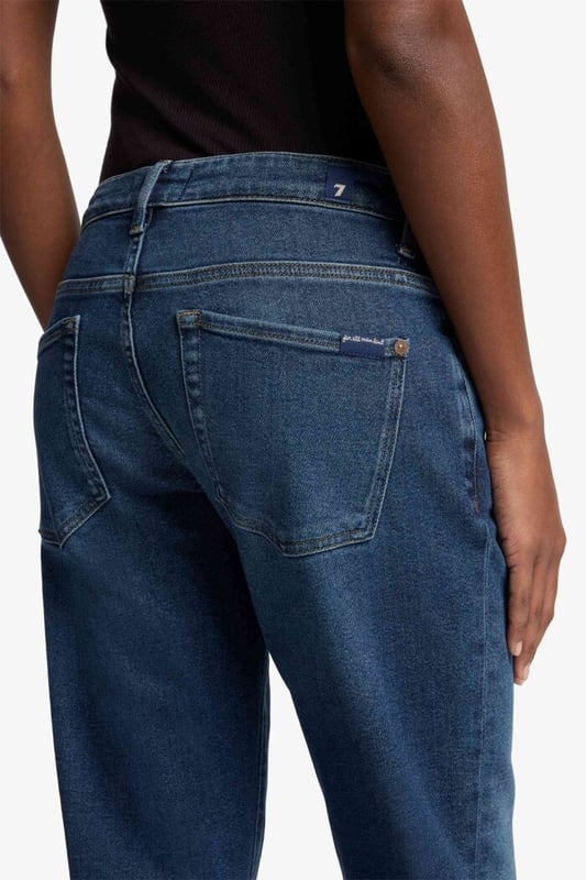 Damen  Die Calie Straight ist das perfekte Jeansmodell für jeden Tag. Sie hat ein gerades Bein und einen mittelhohen Bund und dank einer klassischen Schritthöhe von 31 Inch lässt sie sich sowohl mit Flats als auch mit Absatzschuhen kombinieren. Diese Variante ist aus dunkelblauem Luxe Vintage Denim gefertigt, der einen authentischen Look hat und alltagstauglichen Komfort bietet. Tragen Sie dazu am Abend ein elegantes Oberteil und spitze Stiefeletten. Die Jeans von 7 For All Mankind werden aus Premiumstoffen hergestellt.