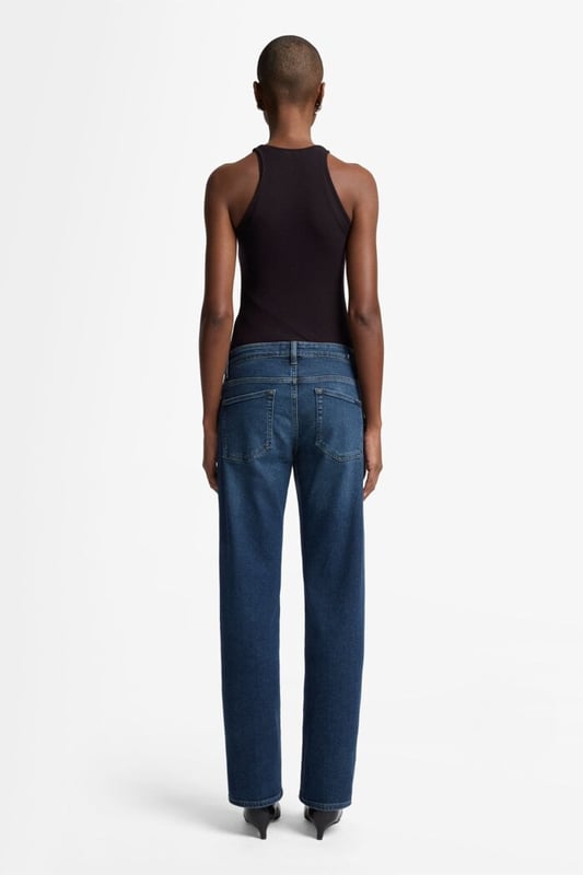 Damen  Die Calie Straight ist das perfekte Jeansmodell für jeden Tag. Sie hat ein gerades Bein und einen mittelhohen Bund und dank einer klassischen Schritthöhe von 31 Inch lässt sie sich sowohl mit Flats als auch mit Absatzschuhen kombinieren. Diese Variante ist aus dunkelblauem Luxe Vintage Denim gefertigt, der einen authentischen Look hat und alltagstauglichen Komfort bietet. Tragen Sie dazu am Abend ein elegantes Oberteil und spitze Stiefeletten. Die Jeans von 7 For All Mankind werden aus Premiumstoffen hergestellt.