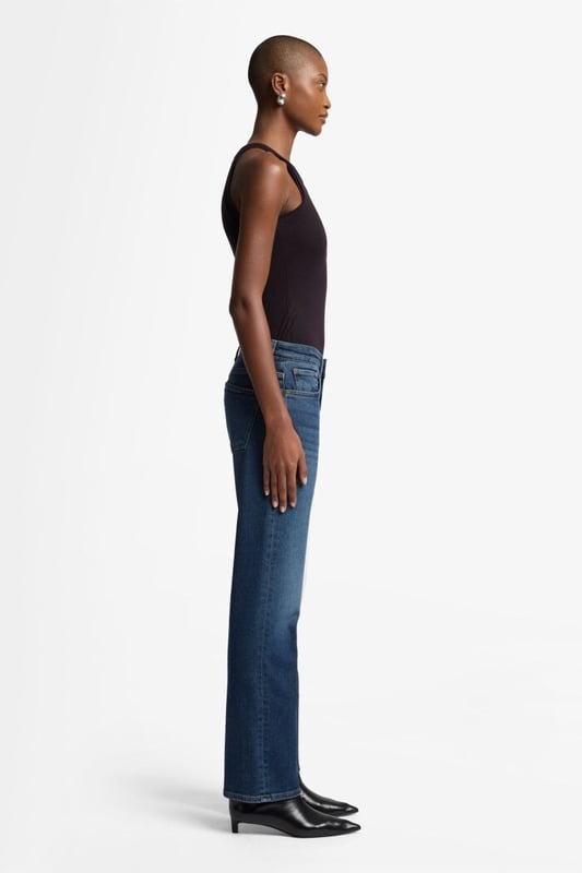 Damen  Die Calie Straight ist das perfekte Jeansmodell für jeden Tag. Sie hat ein gerades Bein und einen mittelhohen Bund und dank einer klassischen Schritthöhe von 31 Inch lässt sie sich sowohl mit Flats als auch mit Absatzschuhen kombinieren. Diese Variante ist aus dunkelblauem Luxe Vintage Denim gefertigt, der einen authentischen Look hat und alltagstauglichen Komfort bietet. Tragen Sie dazu am Abend ein elegantes Oberteil und spitze Stiefeletten. Die Jeans von 7 For All Mankind werden aus Premiumstoffen hergestellt.