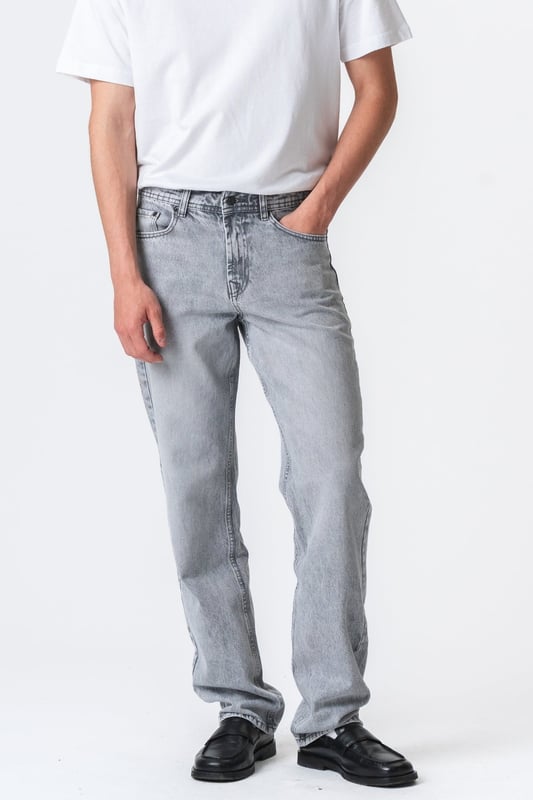 Entra en un mundo de estilo natural y comodidad absoluta con nuestros jeans Relaxed Fit en Denim Gris de TeeShoppen. Estos jeans no son solo una prenda, son una experiencia, diseñados para el hombre moderno que valora tanto la funcionalidad como un look elegante. Olvídate de los jeans ajustados e incómodos; aquí tienes la libertad de moverte, vivir y expresarte sin renunciar a tu estilo.

Experimenta el equilibrio perfecto entre comodidad y estilo

Nuestros jeans Relaxed Fit en Denim Gris están diseñados pensando en tu día a día. Sabemos que necesitas ropa que te acompañe, ya sea para relajarte, trabajar o para la aventura. Estos jeans ofrecen un ajuste amplio y transpirable, a la vez que mantienen una silueta moderna y favorecedora.

Invierte en tu armario con estos versátiles y cómodos jeans Relaxed Fit en Denim Gris. Están diseñados para convertirse en un básico de tu look, sin importar adónde te lleve el día. ¡Añádelos a tu carrito hoy y siente la diferencia!