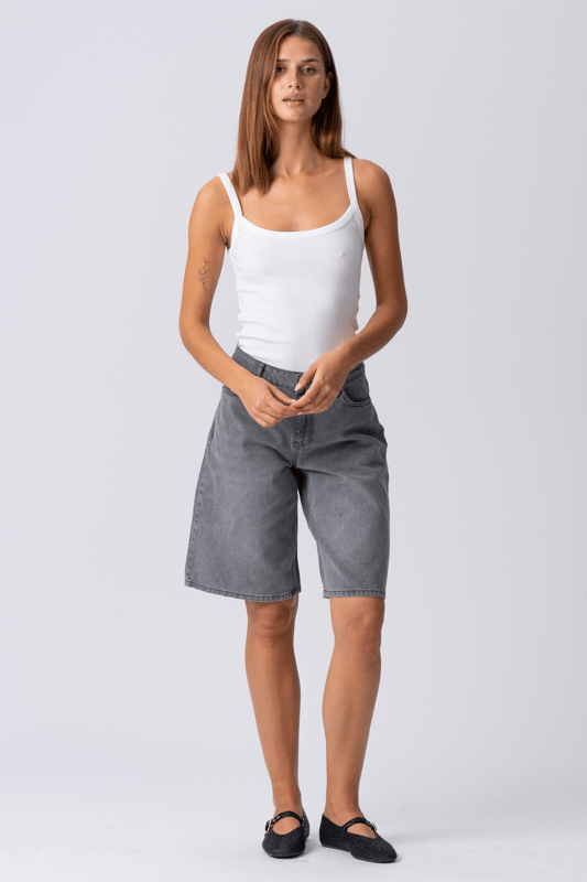 Descubre tu nueva obsesión de verano: Pantalones cortos vaqueros grises

Adéntrate en la frescura sin esfuerzo y la comodidad inigualable de los pantalones cortos vaqueros grises de TeeShoppen, diseñados para la mujer moderna que valora tanto el estilo como la esencia. No son unos shorts vaqueros cualquiera; son tu próxima prenda básica, listas para disfrutar de aventuras soleadas, fines de semana relajados y todo lo demás. Imagina una prenda versátil que combina a la perfección un estilo moderno con la comodidad para el día a día: esa es la promesa de nuestros pantalones cortos vaqueros grises, elaborados meticulosamente.

Experimenta una comodidad inigualable: Confeccionados con 100 % algodón puro

Los pantalones cortos vaqueros grises de TeeShoppen están diseñados pensando en la silueta femenina. Su corte es moderno y atemporal, con un largo favorecedor, práctico y elegante. Cubren para mayor comodidad y realzan las piernas, logrando el equilibrio perfecto para un look veraniego chic. El diseño clásico de los pantalones cortos presenta detalles esenciales como bolsillos funcionales y un cierre seguro, combinando moda y practicidad.