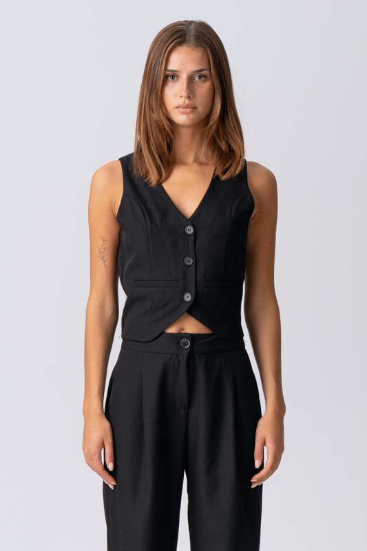 Ontdek tijdloze elegantie met het Natalie vest - Zwart van TeeShoppen

Til je garderobe naar een nieuw niveau van verfijning met het Natalie vest in klassiek zwart. Dit veelzijdige en stijlvolle vest voor dames van TeeShoppen is ontworpen voor de moderne vrouw die waarde hecht aan zowel esthetiek als functionaliteit. Het Natalie vest is meer dan alleen een kledingstuk; het is een investering in je persoonlijke stijl die moeiteloos een verfijnde touch toevoegt aan elke outfit.

Waarom het Natalie vest je nieuwe garderobefavoriet wordt

Het Natalie vest is ontworpen met de focus op de combinatie van een chic design met uitzonderlijk comfort en veelzijdigheid. De diepe, zwarte kleur maakt het een ware kameleon in je garderobe, klaar om op talloze manieren gestyled te worden.

Investeer in je stijl met het Natalie vest - Zwart. Het is het perfecte item om een veelzijdige en chique garderobe op te bouwen die seizoen na seizoen meegaat. Voeg dit onmisbare vest vandaag nog toe aan je collectie en ervaar de perfecte balans tussen stijl, comfort en kwaliteit waar TeeShoppen om bekendstaat.