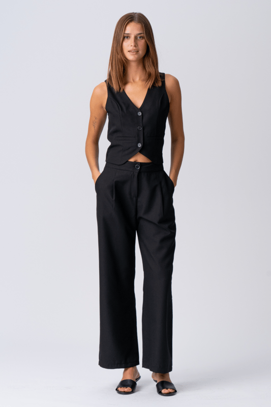 Ontdek tijdloze elegantie met het Natalie vest - Zwart van TeeShoppen

Til je garderobe naar een nieuw niveau van verfijning met het Natalie vest in klassiek zwart. Dit veelzijdige en stijlvolle vest voor dames van TeeShoppen is ontworpen voor de moderne vrouw die waarde hecht aan zowel esthetiek als functionaliteit. Het Natalie vest is meer dan alleen een kledingstuk; het is een investering in je persoonlijke stijl die moeiteloos een verfijnde touch toevoegt aan elke outfit.

Waarom het Natalie vest je nieuwe garderobefavoriet wordt

Het Natalie vest is ontworpen met de focus op de combinatie van een chic design met uitzonderlijk comfort en veelzijdigheid. De diepe, zwarte kleur maakt het een ware kameleon in je garderobe, klaar om op talloze manieren gestyled te worden.

Investeer in je stijl met het Natalie vest - Zwart. Het is het perfecte item om een veelzijdige en chique garderobe op te bouwen die seizoen na seizoen meegaat. Voeg dit onmisbare vest vandaag nog toe aan je collectie en ervaar de perfecte balans tussen stijl, comfort en kwaliteit waar TeeShoppen om bekendstaat.