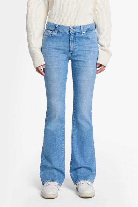 Damen  Die Bootcut Jeans sind ein Langzeit-Bestseller, und das überrascht nicht: Der klassische Schnitt ist durch einen mittelhohen Bund und ein leicht ausgestelltes Bein gekennzeichnet und passt zu T-Shirts und Pantoletten ebenso wie zu Strickpullis und Stiefeln. Diese Variante aus blauem Slim Illusion Earthkind Denim ist besonders vielseitig und macht dazu noch eine schöne Figur. Die Jeans von 7 For All Mankind werden aus Premiumstoffen hergestellt.