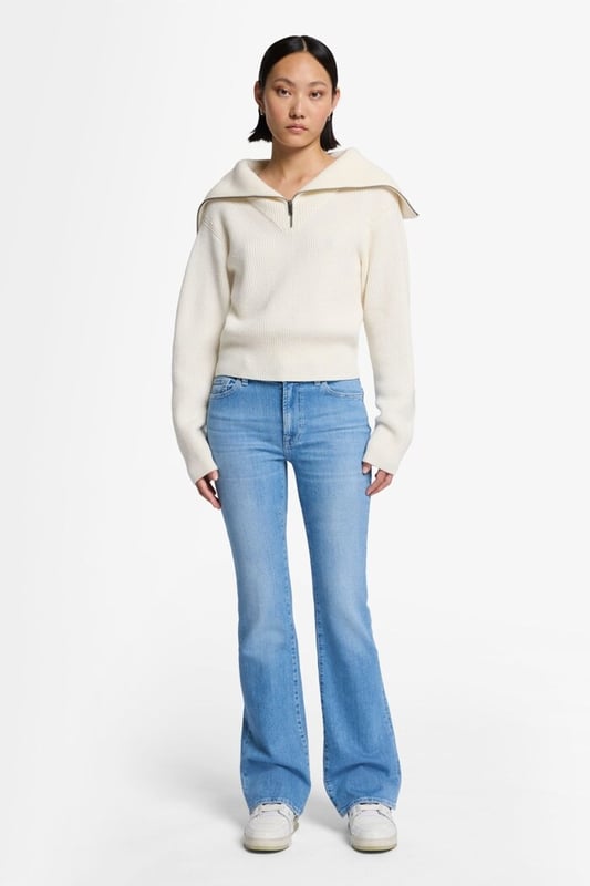 Damen  Die Bootcut Jeans sind ein Langzeit-Bestseller, und das überrascht nicht: Der klassische Schnitt ist durch einen mittelhohen Bund und ein leicht ausgestelltes Bein gekennzeichnet und passt zu T-Shirts und Pantoletten ebenso wie zu Strickpullis und Stiefeln. Diese Variante aus blauem Slim Illusion Earthkind Denim ist besonders vielseitig und macht dazu noch eine schöne Figur. Die Jeans von 7 For All Mankind werden aus Premiumstoffen hergestellt.
