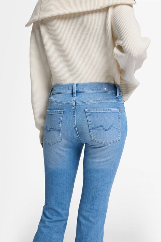 Damen  Die Bootcut Jeans sind ein Langzeit-Bestseller, und das überrascht nicht: Der klassische Schnitt ist durch einen mittelhohen Bund und ein leicht ausgestelltes Bein gekennzeichnet und passt zu T-Shirts und Pantoletten ebenso wie zu Strickpullis und Stiefeln. Diese Variante aus blauem Slim Illusion Earthkind Denim ist besonders vielseitig und macht dazu noch eine schöne Figur. Die Jeans von 7 For All Mankind werden aus Premiumstoffen hergestellt.