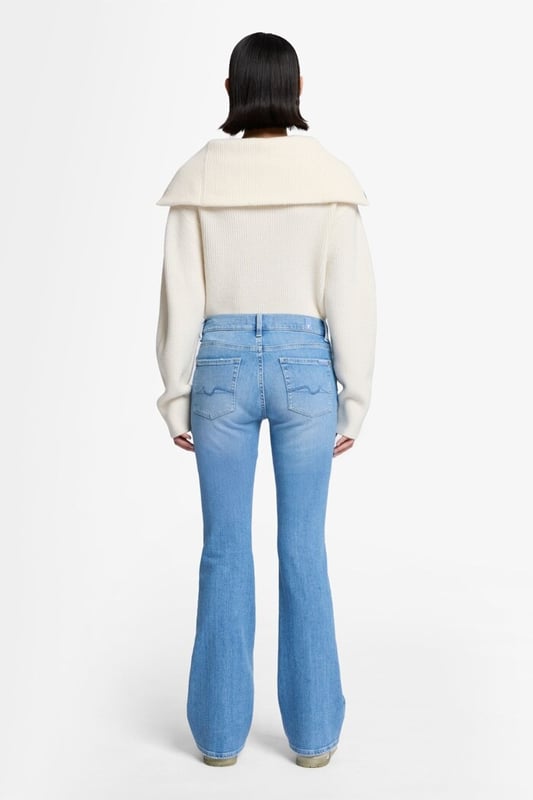 Damen  Die Bootcut Jeans sind ein Langzeit-Bestseller, und das überrascht nicht: Der klassische Schnitt ist durch einen mittelhohen Bund und ein leicht ausgestelltes Bein gekennzeichnet und passt zu T-Shirts und Pantoletten ebenso wie zu Strickpullis und Stiefeln. Diese Variante aus blauem Slim Illusion Earthkind Denim ist besonders vielseitig und macht dazu noch eine schöne Figur. Die Jeans von 7 For All Mankind werden aus Premiumstoffen hergestellt.