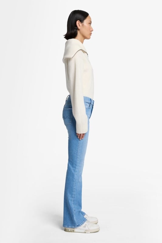 Damen  Die Bootcut Jeans sind ein Langzeit-Bestseller, und das überrascht nicht: Der klassische Schnitt ist durch einen mittelhohen Bund und ein leicht ausgestelltes Bein gekennzeichnet und passt zu T-Shirts und Pantoletten ebenso wie zu Strickpullis und Stiefeln. Diese Variante aus blauem Slim Illusion Earthkind Denim ist besonders vielseitig und macht dazu noch eine schöne Figur. Die Jeans von 7 For All Mankind werden aus Premiumstoffen hergestellt.