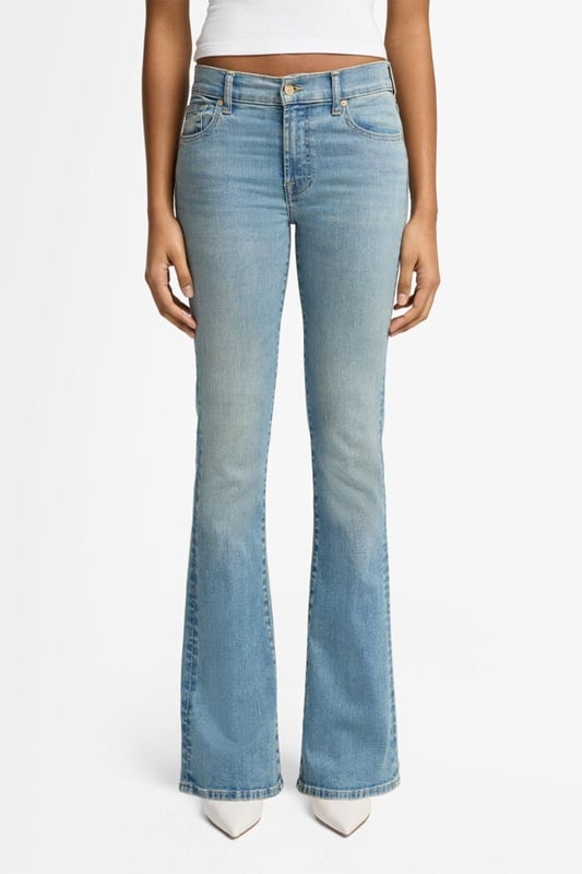 Damen  Die Bootcut hat einen ikonischen Schnitt, der jeder Figur schmeichelt. Schmal an Hüfte und Oberschenkel, ist sie ab dem Knie leicht ausgestellt. Diese Variante ist aus hellblauem Old Heritage Denim gefertigt, der ihr einen Vintage-Look verleiht. Halten Sie das Styling schlicht: Ein weißes Top und spitze Pumps sind alles, was Sie für ein unangestrengt schickes Outfit brauchen. Die Jeans von 7 For All Mankind werden aus Premiumstoffen hergestellt.