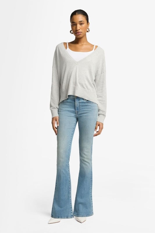 Damen  Die Bootcut hat einen ikonischen Schnitt, der jeder Figur schmeichelt. Schmal an Hüfte und Oberschenkel, ist sie ab dem Knie leicht ausgestellt. Diese Variante ist aus hellblauem Old Heritage Denim gefertigt, der ihr einen Vintage-Look verleiht. Halten Sie das Styling schlicht: Ein weißes Top und spitze Pumps sind alles, was Sie für ein unangestrengt schickes Outfit brauchen. Die Jeans von 7 For All Mankind werden aus Premiumstoffen hergestellt.