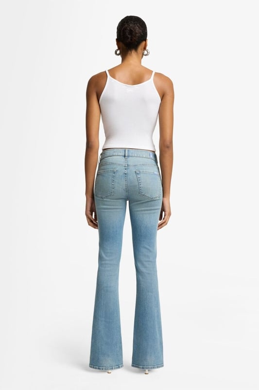 Damen  Die Bootcut hat einen ikonischen Schnitt, der jeder Figur schmeichelt. Schmal an Hüfte und Oberschenkel, ist sie ab dem Knie leicht ausgestellt. Diese Variante ist aus hellblauem Old Heritage Denim gefertigt, der ihr einen Vintage-Look verleiht. Halten Sie das Styling schlicht: Ein weißes Top und spitze Pumps sind alles, was Sie für ein unangestrengt schickes Outfit brauchen. Die Jeans von 7 For All Mankind werden aus Premiumstoffen hergestellt.