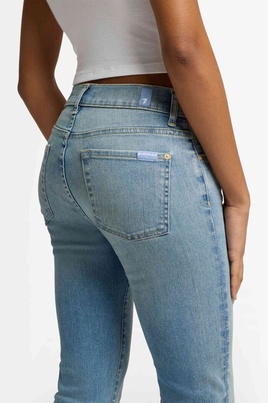 Damen  Die Bootcut hat einen ikonischen Schnitt, der jeder Figur schmeichelt. Schmal an Hüfte und Oberschenkel, ist sie ab dem Knie leicht ausgestellt. Diese Variante ist aus hellblauem Old Heritage Denim gefertigt, der ihr einen Vintage-Look verleiht. Halten Sie das Styling schlicht: Ein weißes Top und spitze Pumps sind alles, was Sie für ein unangestrengt schickes Outfit brauchen. Die Jeans von 7 For All Mankind werden aus Premiumstoffen hergestellt.