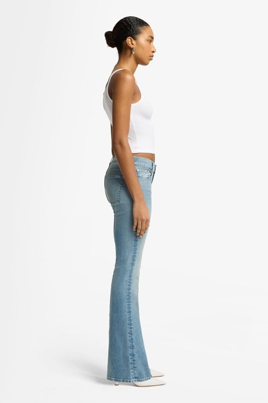 Damen  Die Bootcut hat einen ikonischen Schnitt, der jeder Figur schmeichelt. Schmal an Hüfte und Oberschenkel, ist sie ab dem Knie leicht ausgestellt. Diese Variante ist aus hellblauem Old Heritage Denim gefertigt, der ihr einen Vintage-Look verleiht. Halten Sie das Styling schlicht: Ein weißes Top und spitze Pumps sind alles, was Sie für ein unangestrengt schickes Outfit brauchen. Die Jeans von 7 For All Mankind werden aus Premiumstoffen hergestellt.