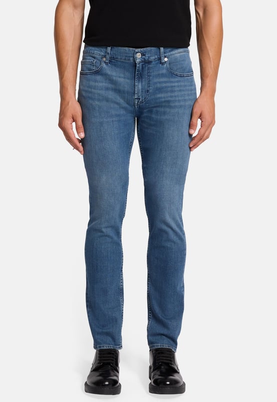 Herren  Eine Skinny-Jeans mit mittlerer Leibhöhe, eng anliegend von der Hüfte bis zum Oberschenkel. Gerade vom Knie abwärts.