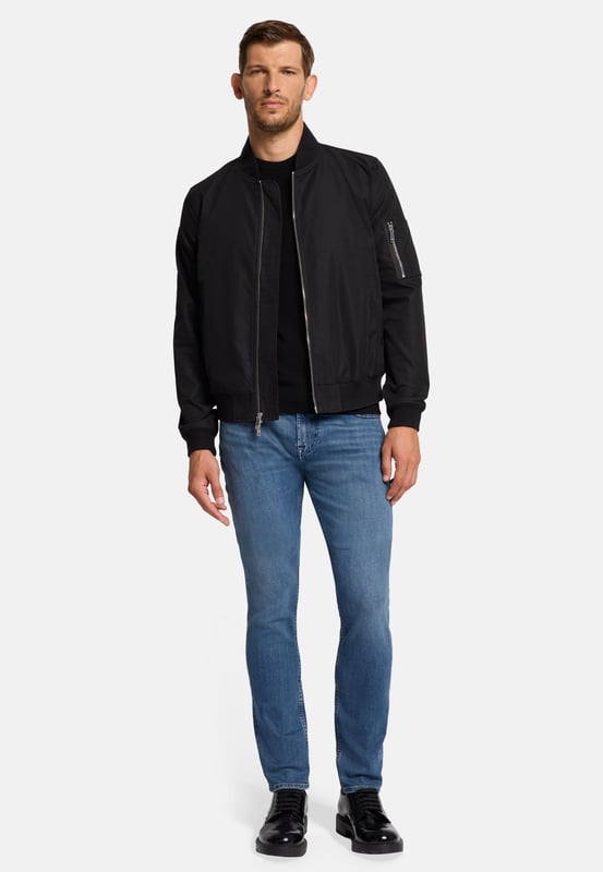 Herren  Eine Skinny-Jeans mit mittlerer Leibhöhe, eng anliegend von der Hüfte bis zum Oberschenkel. Gerade vom Knie abwärts.