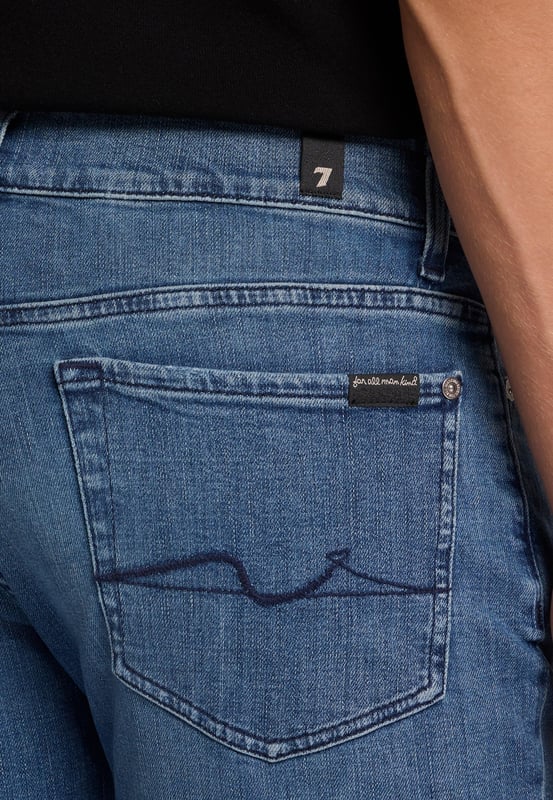 Herren  Eine Skinny-Jeans mit mittlerer Leibhöhe, eng anliegend von der Hüfte bis zum Oberschenkel. Gerade vom Knie abwärts.