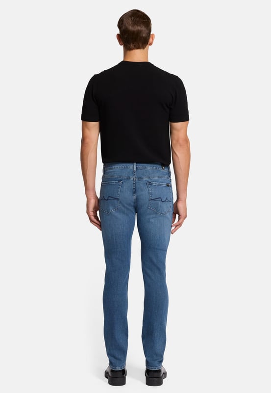 Herren  Eine Skinny-Jeans mit mittlerer Leibhöhe, eng anliegend von der Hüfte bis zum Oberschenkel. Gerade vom Knie abwärts.