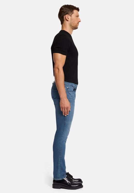 Herren  Eine Skinny-Jeans mit mittlerer Leibhöhe, eng anliegend von der Hüfte bis zum Oberschenkel. Gerade vom Knie abwärts.