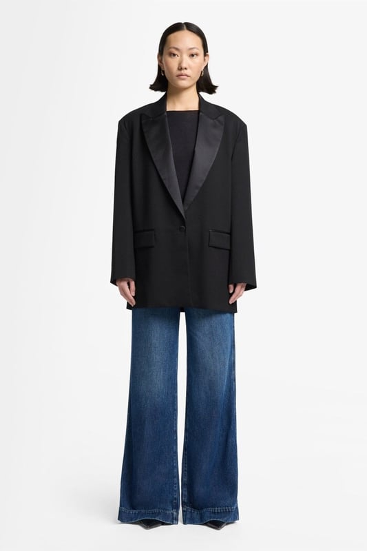 Damen  Die Modern Dojo Tailorless ist eine ikonische Schlaghose mit mittelhohem Bund, hier aus blauem Denim Lustre. Diese Basic-Jeans machen Ihnen das Styling leicht: Tragen Sie dazu einfach ein weißes Tanktop und elegante Stiefeletten. Die Jeans von 7 For All Mankind werden aus Premiumstoffen hergestellt.