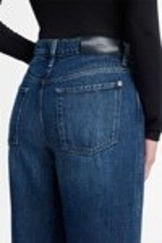 Damen  Die Modern Dojo Tailorless ist eine ikonische Schlaghose mit mittelhohem Bund, hier aus blauem Denim Lustre. Diese Basic-Jeans machen Ihnen das Styling leicht: Tragen Sie dazu einfach ein weißes Tanktop und elegante Stiefeletten. Die Jeans von 7 For All Mankind werden aus Premiumstoffen hergestellt.