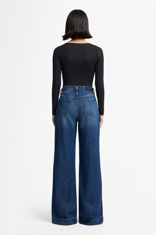 Damen  Die Modern Dojo Tailorless ist eine ikonische Schlaghose mit mittelhohem Bund, hier aus blauem Denim Lustre. Diese Basic-Jeans machen Ihnen das Styling leicht: Tragen Sie dazu einfach ein weißes Tanktop und elegante Stiefeletten. Die Jeans von 7 For All Mankind werden aus Premiumstoffen hergestellt.