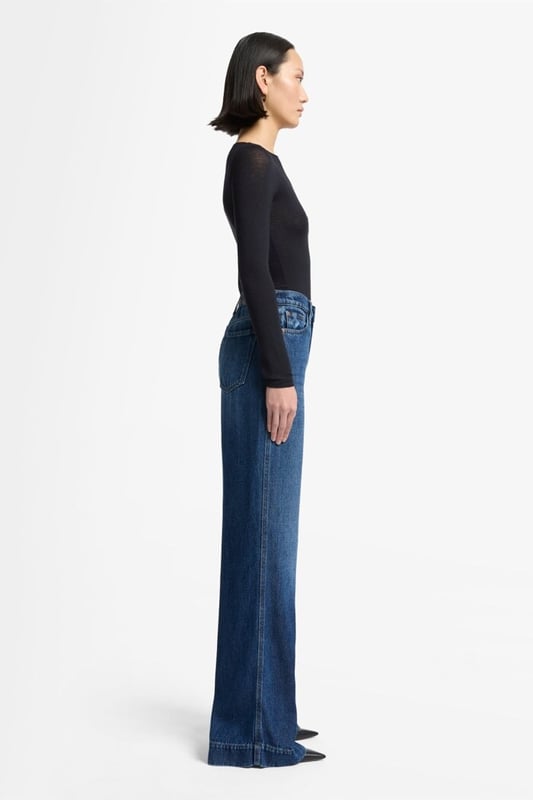 Damen  Die Modern Dojo Tailorless ist eine ikonische Schlaghose mit mittelhohem Bund, hier aus blauem Denim Lustre. Diese Basic-Jeans machen Ihnen das Styling leicht: Tragen Sie dazu einfach ein weißes Tanktop und elegante Stiefeletten. Die Jeans von 7 For All Mankind werden aus Premiumstoffen hergestellt.