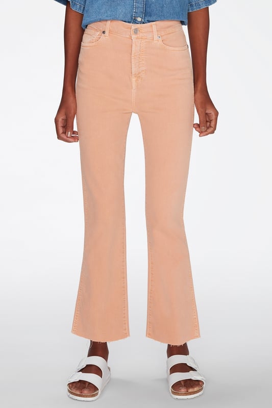 Damen  Der HW Slim Kick ist der perfekte Sommer-Style. Diese hoch taillierte, kurze Kick-Flare-Jeans ist aus unserer Earthkind-Stretch-Baumwolle gefertigt, die 100 % abbaubar und umweltfreundlich ist. Kombinieren Sie dazu ein weißes T-Shirt, ein Jeanshemd und Loafer.