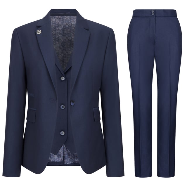 Werten Sie Ihre professionelle Garderobe mit diesem dreiteiligen Damenanzug in klassischem, schlichtem Marineblau auf. Er wurde für eine schlanke und strukturierte Silhouette entworfen und besteht aus einem passenden Blazer, einer Weste und einer Hose, die den Körper betont, ohne auf Komfort zu verzichten. Perfekt fürs Büro, Vorstellungsgespräche oder formelle Anlässe bietet dieses vielseitige Set endlose Styling-Möglichkeiten – tragen Sie es zusammen für einen eleganten Look oder kombinieren Sie es mit anderen Teilen für einen lässig-eleganten Look. Hergestellt aus einer Mischung aus Polyester, Viskose und Lycra bietet es sowohl Strapazierfähigkeit als auch einen Hauch von Stretch für ganztägigen Tragekomfort. Wichtige Eigenschaften: Maßgeschneiderte Passform: Konturiert den Körper für eine klare und strukturierte Silhouette. Komplettes 3-teiliges Set: Beinhaltet Blazer, Weste und Hose. Klassisches, schlichtes Marineblau: Zeitlos und vielseitig für alle professionellen Umgebungen. Für viele Anlässe geeignet: Ideal fürs Geschäft, Vorstellungsgespräche und formelle Anlässe. Styling-Flexibilität: Kann als komplettes Set oder kombiniert mit anderen Basics der Garderobe getragen werden. Bequeme Stoffmischung: 65 % Polyester, 32 % Viskose, 3 % Lycra für Dehnbarkeit und Haltbarkeit.