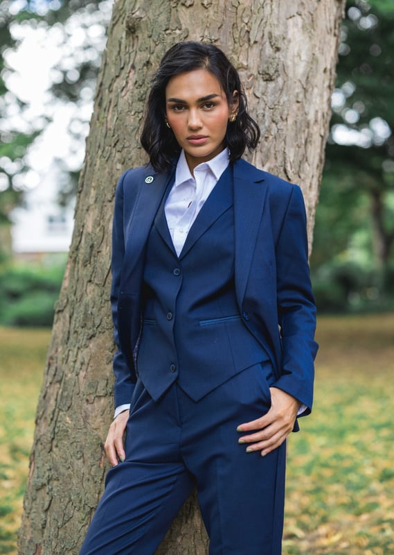 Werten Sie Ihre professionelle Garderobe mit diesem dreiteiligen Damenanzug in klassischem, schlichtem Marineblau auf. Er wurde für eine schlanke und strukturierte Silhouette entworfen und besteht aus einem passenden Blazer, einer Weste und einer Hose, die den Körper betont, ohne auf Komfort zu verzichten. Perfekt fürs Büro, Vorstellungsgespräche oder formelle Anlässe bietet dieses vielseitige Set endlose Styling-Möglichkeiten – tragen Sie es zusammen für einen eleganten Look oder kombinieren Sie es mit anderen Teilen für einen lässig-eleganten Look. Hergestellt aus einer Mischung aus Polyester, Viskose und Lycra bietet es sowohl Strapazierfähigkeit als auch einen Hauch von Stretch für ganztägigen Tragekomfort. Wichtige Eigenschaften: Maßgeschneiderte Passform: Konturiert den Körper für eine klare und strukturierte Silhouette. Komplettes 3-teiliges Set: Beinhaltet Blazer, Weste und Hose. Klassisches, schlichtes Marineblau: Zeitlos und vielseitig für alle professionellen Umgebungen. Für viele Anlässe geeignet: Ideal fürs Geschäft, Vorstellungsgespräche und formelle Anlässe. Styling-Flexibilität: Kann als komplettes Set oder kombiniert mit anderen Basics der Garderobe getragen werden. Bequeme Stoffmischung: 65 % Polyester, 32 % Viskose, 3 % Lycra für Dehnbarkeit und Haltbarkeit.