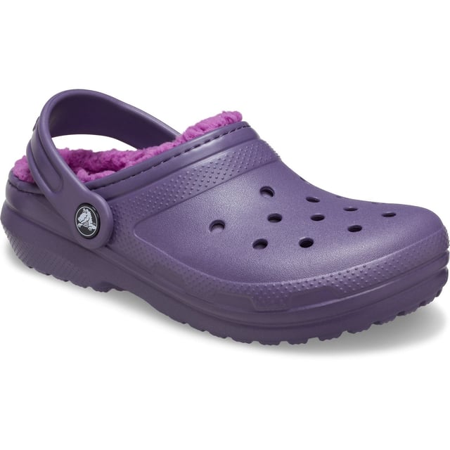 Kinder lieben den Komfort des Crocs Classic Clog und jetzt gibt es eine kuschelige, wärmere Version, die das Wohlfühlen die ganze Saison über erhält. Das weiche, flauschige Futter sorgt für zusätzlichen Komfort und Polsterung. Sie sind großartig als Hausschuhe, aber auch für den Einsatz im Freien geeignet.