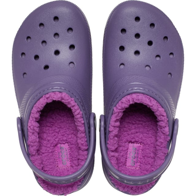 Kinder lieben den Komfort des Crocs Classic Clog und jetzt gibt es eine kuschelige, wärmere Version, die das Wohlfühlen die ganze Saison über erhält. Das weiche, flauschige Futter sorgt für zusätzlichen Komfort und Polsterung. Sie sind großartig als Hausschuhe, aber auch für den Einsatz im Freien geeignet.
