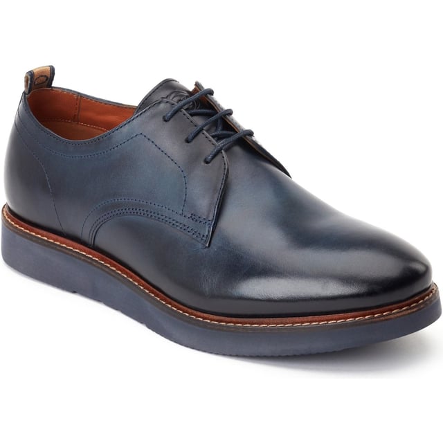 Eenvoudig van ontwerp, de 'Roly' plain toe Derby van Base London beschikt over echte leren bovenkant, een Ortholite binnenzool en staat stevig op een wigzool die een eigentijdse uitstraling geeft aan een klassiek Brits ontwerp.