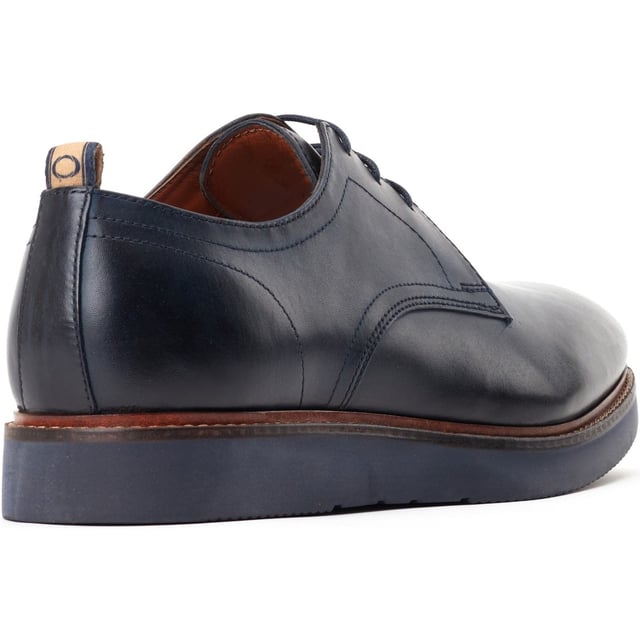 Eenvoudig van ontwerp, de 'Roly' plain toe Derby van Base London beschikt over echte leren bovenkant, een Ortholite binnenzool en staat stevig op een wigzool die een eigentijdse uitstraling geeft aan een klassiek Brits ontwerp.