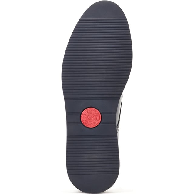 Eenvoudig van ontwerp, de 'Roly' plain toe Derby van Base London beschikt over echte leren bovenkant, een Ortholite binnenzool en staat stevig op een wigzool die een eigentijdse uitstraling geeft aan een klassiek Brits ontwerp.