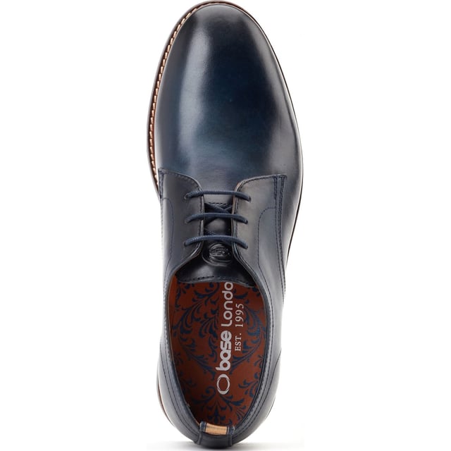 Eenvoudig van ontwerp, de 'Roly' plain toe Derby van Base London beschikt over echte leren bovenkant, een Ortholite binnenzool en staat stevig op een wigzool die een eigentijdse uitstraling geeft aan een klassiek Brits ontwerp.