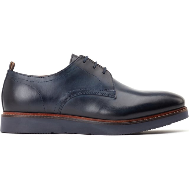 Eenvoudig van ontwerp, de 'Roly' plain toe Derby van Base London beschikt over echte leren bovenkant, een Ortholite binnenzool en staat stevig op een wigzool die een eigentijdse uitstraling geeft aan een klassiek Brits ontwerp.