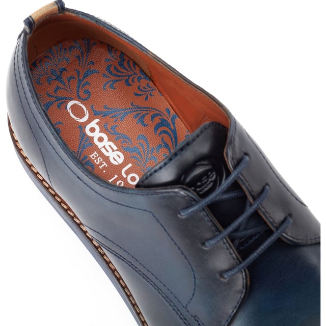 Eenvoudig van ontwerp, de 'Roly' plain toe Derby van Base London beschikt over echte leren bovenkant, een Ortholite binnenzool en staat stevig op een wigzool die een eigentijdse uitstraling geeft aan een klassiek Brits ontwerp.